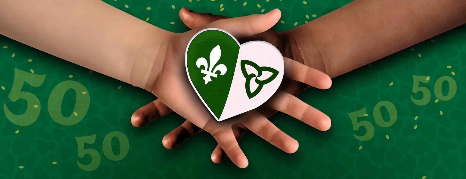Deux mains unies portent un cœur aux couleurs franco-ontariennes, symbole de solidarité et de fierté pour les 50 ans du drapeau.