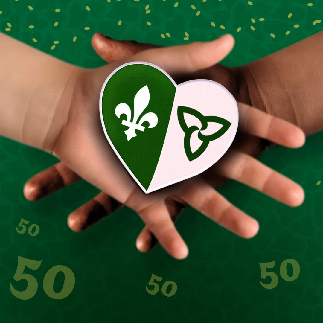 Deux mains unies portent un cœur aux couleurs franco-ontariennes, symbole de solidarité et de fierté pour les 50 ans du drapeau.